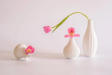 Tulipes roses dans des vases blancs