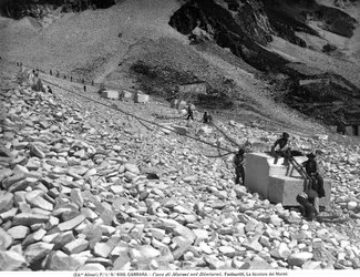 Une étape dans le travail du marbre dans les carrières près de Carrare