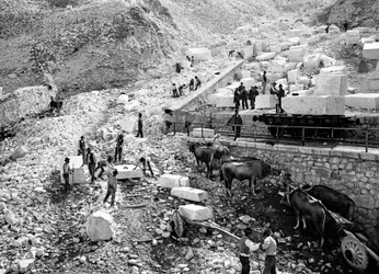 Chargement de blocs de marbre à la carrière de Ravaccione