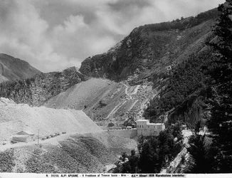Monte Freddone sur le tronçon Iacco dans les Alpes Apuanes à Arni (LU) avec les carrières de marbre (photo n/b)