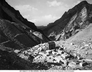 Carrières de Ravaccione, près de Carrare (photo n/b)