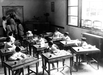 Villa Rosa Maltoni Mussolini : garçons dans une salle de classe