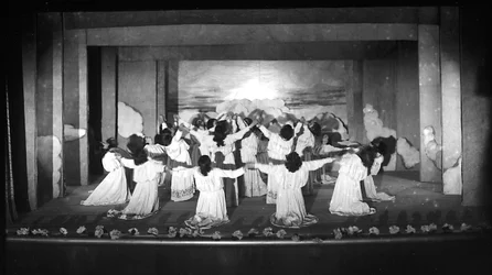 Villa Rosa Maltoni Mussolini : élèves féminines en représentation