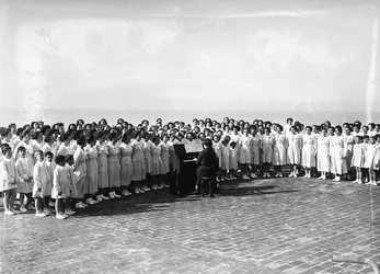 Villa Rosa Maltoni Mussolini : groupe de filles pratiquant une chanson