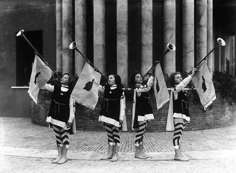Villa Rosa Maltoni Mussolini: groupe de jeunes filles habillées en pages