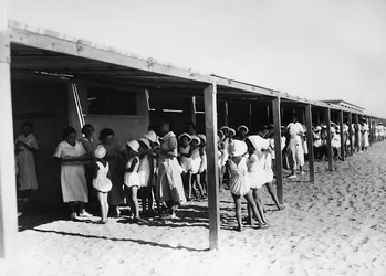 Villa Rosa Maltoni Mussolini : distribution de repas sur la plage
