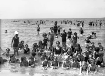 Villa Rosa Maltoni Mussolini : étudiants en colonie de vacances, posant pendant une baignade (photo n/b)