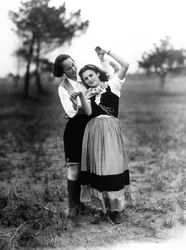Villa Rosa Maltoni Mussolini : deux adolescents portant des costumes traditionnels frioulans (photo n/b)