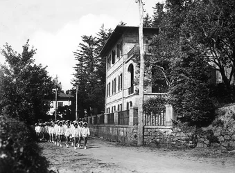 Villa Rosa Maltoni Mussolini : jeunes étudiantes en promenade