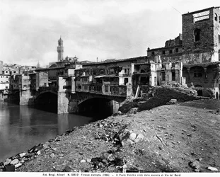 Seconde Guerre mondiale : le Ponte Vecchio, vu des décombres de Borgo S. Jacopo, à Florence après le bombardement