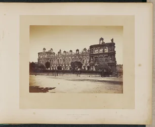 Hôtel de Ville incendié. Façade sur le Quai.