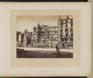 La rue Royale (coin du faubourg Saint-Honoré), incendiée le 24 mai 1871.