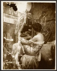 [Modèle féminin assis devant un miroir, Paris]