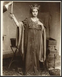 [Modèle féminin portant une couronne et tenant une épée]