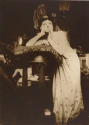 Modèle féminin portant un diadème, Paris, 1899