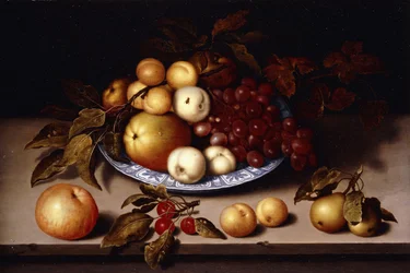Pêches, Pommes, Abricots et Raisins dans un Bol Wanli Kraak Porselein avec des Cerises, des Poires, des Abricots et une Pomme sur un Rebord