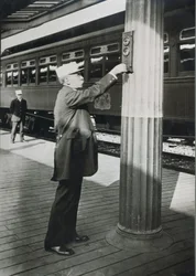 Un conducteur signalant le départ imminent du train 