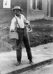 Cireur de chaussures afro-américain, vers 1899 (photo n/b)