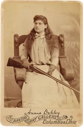 Annie Oakley : Annie Oakley. Ici, la légendaire tireuse d