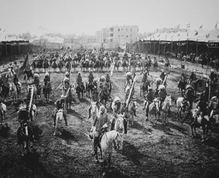 Buffalo Bill (1846-1917) et ses cavaliers en parade, Omaha, Nebraska