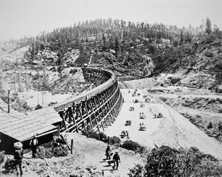 Travailleurs chinois sur un pont en treillis sur le versant ouest des montagnes de la Sierra Nevada