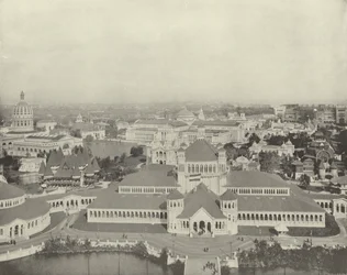 Directement au nord du bâtiment gouvernemental
