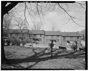 Côté est - Clark Howell Homes, Bâtiment J-1, 432 Venable Street, Atlanta, comté de Fulton, GA (photo n/b)