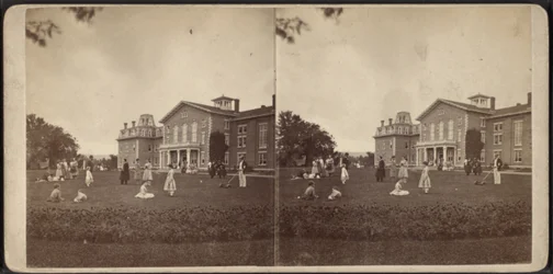 Façade du manoir et pelouse, communauté d