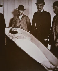 Jesse James dans son cercueil après avoir été abattu en 1882