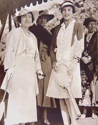 Mme Helen Wills Moody (à droite) la championne de tennis américaine, rencontre la Duchesse d
