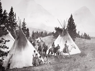 Campement de tipis amérindien, Montana, vers 1900