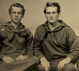 Portrait de deux marins en uniforme de l