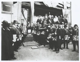 Schomburg parmi les francs-maçons et les Odd Fellows lors de la pose de la première pierre de l