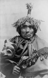 Médecin indien de Takou, Alaska, vers 1899