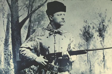 Theodore Roosevelt en tenue de chasse, vers 1885 (photo n/b)