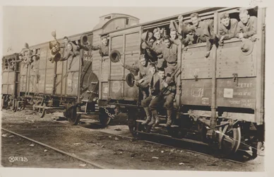 Marines américains en France partant pour le camp, 1917-19