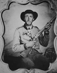 Soldat confédéré inconnu posant dans le studio du photographe