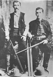 Messagers de la diligence Wells Fargo armés de fusils de chasse et de carabines Winchester (photo n/b)