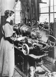 Femme travaillant à une machine de fraisage de filetage interne, Norton Grinding Co., Worcester, Ma., pendant la Première Guerre mondiale, 1914-18