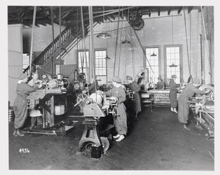 Femmes travaillant dans des usines pendant la Première Guerre mondiale, c.1917