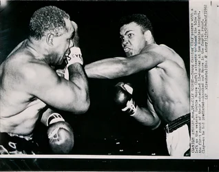 Le jeune Cassius Clay marque d