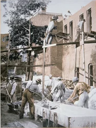 Des Afro-Américains construisent une extension du Negro Industrial Institute à Tuskegee, Alabama