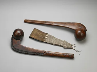 Massues à tête de boule (bois et laiton)