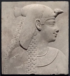 Plaque représentant une reine ou une déesse
