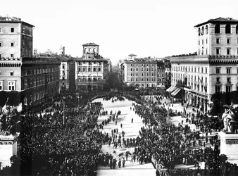 Piazza Venezia à Rome pendant la célébration fasciste commémorant le Soldat Inconnu à l