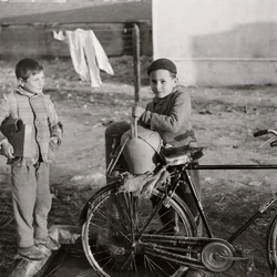 PORTE-EAU POUR ENFANT SUR UN VÉLO,