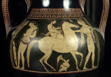 Amphore à figures blanches représentant des amazones se préparant à la bataille, vers 525-520 av. J.-C. (détail)
