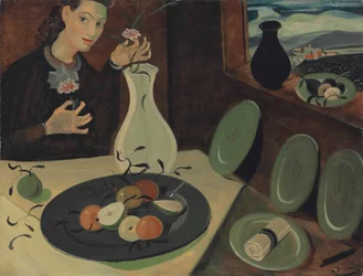Assiette de fruits et femme disposant des fleurs dans un vase