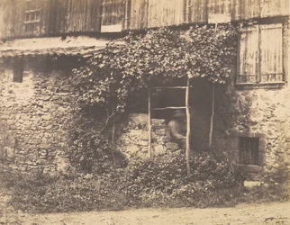 [Bâtiment rustique avec homme sous treillis], vers 1853