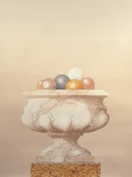 Vase en marbre blanc avec six boules de marbre